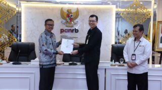 Plt Sekretaris Kementerian PANRB Erwan Agus Purwanto dan Wakil Penanggung Jawab Tim Pemeriksa BPK Poegoeh Yoedo Roesmanto/Foto : Humas Kementerian PANRB