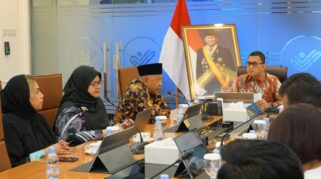 Menteri PPMI/Kepala BPMI Abdul Kadir Karding saat menerima kunjungan Dubes RI untuk PEA H.E. Husin Bagis di Kantor BP2MI, Jakarta pada Senin (25/11/2024)/Foto : Laman Resmi BP2MI