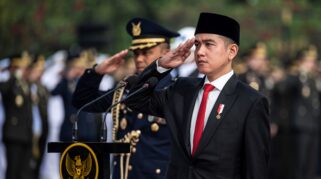 Wakil Presiden Gibran Rakabuming Raka (kanan) memberikan hormat saat memimpin Upacara Ziarah Nasional untuk memperingati Hari Pahlawan 2024 di Taman Makam Pahlawan Nasional Utama Kalibata, Jakarta, Minggu (10/11/2024). Peringatan Hari Pahlawan 2024 mengusung tema Teladani Pahlawanmu, Cintai Negerimu. ANTARA FOTO/Aprillio Akbar/tom.