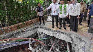 Pj Teguh meninjau langsung perbaikan dan pelebaran saluran air yang berada di sepanjang Jalan Adityawarman dan Jalan Tirtayasa, Jakarta Selatan pada Jumat (8/11/2024)/ foto: Humas Jakarta