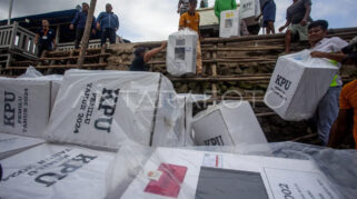 Pekerja memasukkan logistik Pemilu 2024 ke dalam perahu motor saat akan didistribusikan ke Pulau Bulang, Batam, Kepulauan Riau, Rabu (7/2/2023). KPU Kota Batam menargetkan pendistribusian logistik Pemilihan Legislatif dan Pemilihan Presiden 2024 di daerah Tertinggal, Terdepan, Terluar (3T) yakni Pulau Bulang, Pulau Galang, Pulau Belakangpadang dan Pulau Ngenang selesai pada 8 Februari 2024 dengan menggunakan transportasi laut. ANTARA FOTO/Teguh Prihatna/foc