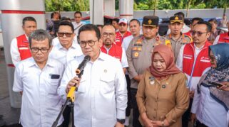Mendag dan Dirut Pertamina Patra Niaga meninjau SPBU 44.555.08 Jalan Tol Kaliurang KM 10, Sardonoharjo, Ngaglik, Sleman, DIY pada Senin (25/11/2024)/ foto: Pertamina