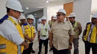 Wakil Menteri PKP Fahri Hamzah didampingi Kepala Balai Pelaksana Penyediaan Perumahan (P2P) Nusa Tenggara I, Arifman meninjau lokasi pembangunan mixed use building di Kabupaten Lombok Barat, NTB/Foto : Komunikasi Publik Kementerian PKP/Ristyan Mega Putra