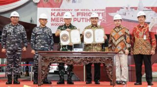 Kementerian Pertahanan Republik Indonesia (Kemhan RI) bersama PT PAL Indonesia menggelar acara Ceremony of Keel Laying untuk Kapal Fregat Merah Putih ke-2 di fasilitas PT PAL Indonesia (Persero), Surabaya, Jawa Timur, Sabtu (15/11/2024). Foto. Humas Kemhan RI.