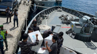 Tentara Nasional Indonesia Angkatan Laut (TNI AL) kembali menunjukkan komitmennya dalam mendukung kelancaran Pemilihan Kepala Daerah (Pilkada) 2024 dengan mengerahkan sejumlah unsur kapal perang untuk mendistribusikan logistik ke daerah-daerah terpencil di Indonesia, Kepulauan Tallaud, Senin (25/11/2024). Foto. tni.mil.id