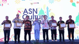 Suasana penyerahan Penghargaan Skor Indeks BerAKHLAK Terbaik Tahun 2024 oleh Menteri PANRB RIni Widiyantini dalam acara ASN Culture Festival 2024, di Jakarta, Selasa (10/12/2024)/Foto : Humas Kementerian PANRB