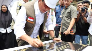 Kepala BNPB Letjen TNI Suharyanto menandatangani monumen pembangunan gedung Pusdalops BPBD Provinsi Nusa Tenggara Barat/ dok. BNPB.