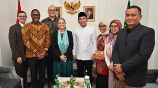 Duta Besar AS untuk Indonesia Kamala Shirin Lakhdhir (keempat dari kiri) berfoto bersama Ketum PBNU Yahya Cholil Staquf (tengah) pada pertemuan di Jakarta pada 15 Desember 2024. (ANTARA FOTO/HO-Kedubes AS)