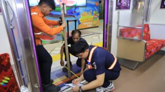 Pemasangan Foot Step pada sarana kereta rel listrik (KRL). Foto : KAI Commuter