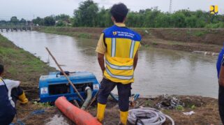 Seorang Pegawai BBWS Brantas Kementerian PU sedang melakukan langkah tanggap darurat terhadap bencana banjir yang melanda Kabupaten Jombang dan Mojokerto, Jawa Timur/Foto : Biro Komunikasi Publik Kementerian PU