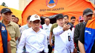 Penjabat (Pj) Gubernur DKI Jakarta Teguh Setyabudi mendampingi Menteri Koordinator Bidang Pembangunan Manusia dan Kebudayaan Pratikno meninjau posko pengungsian di Kemayoran, Jakarta Pusat/ foto: Humas pemprov Jakarta