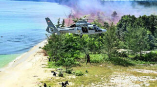 Untuk meningkatkan kemampuan, profesionalisme, dan naluri tempur prajurit dari tiga satuan Pasukan Khusus Tentara Nasional Angkatan Laut (TNI AL), yakni Detasemen Jalamangkara (Denjaka), Komando Pasukan Katak (Kopaska), dan Batalyon Intai Amfibi (Yontaifib) Korps Marinir, TNI AL menggelar Latihan Operasi Dukungan Pasukan Khusus di Pantai Todak, Dabo Singkep, Kepulauan Riau, Sabtu (14/12/2024). Foto. tnial.mil.id