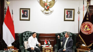 Indonesia kembali menunjukkan komitmennya dalam mendukung pendidikan bagi Palestina. Hal ini disampaikan oleh Menteri Pertahanan (Menhan) RI, Sjafrie Sjamsoeddin, saat menerima 22 calon Kadet Mahasiswa asal Palestina yang akan menempuh pendidikan di Universitas Pertahanan Republik Indonesia (Unhan RI) untuk tahun akademik 2024/2025, Jakarta, Jum'at (13/12/2024). Foto. tni.mmil.id