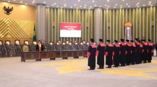 Ketua Mahkamah Agung (MA) H. Sunarto, mengimbau para Ketua Pengadilan Tinggi di seluruh Indonesia untuk meningkatkan keteladan dan meraih kembali kepercayaan publik kepada lembaga peradilan. Imbauan tersebut disampaikannya saat melantik 11 Ketua Pengadilan Tinggi (Foto: Dok MA)
