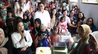 Wamen PPPA Veronica Tan bersama Wamen BKKBN Isyana Bagoes Oka meninjau lokasi Makan Bergizi Gratis (MBG) di Posyandu Dahlia, Ciracas - Jakarta Timur. Foto : Kemen PPPA