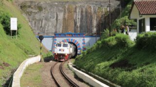Uji coba rangkaian kereta api baru jenis Stainless Steel New Generation (SSNG) yang sempat viral di media sosial kala memasuki terowongan. Foto : KAI