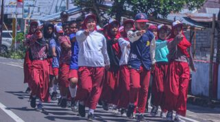 Sejumlah pelajar Sekolah Dasar (SD) melakukan latihan berbaris di Minahasa Utara, Sulawesi Utara, Rabu (9/8/2023) (Foto: Agus Siswanto Infopublik.id)