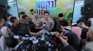 Direktur Jenderal Bimbingan Masyarakat Islam Kemenag Abu Rokhmad (tengahberbaju batik)./Foto Istimewa/InfoPublik