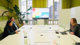 Menkomdigi Meutya Hafid bertemu dengan Wakil Presiden Kebijakan Publik YouTube, Leslie Miller, di Kantor Google Paris (Humas Komdigi)