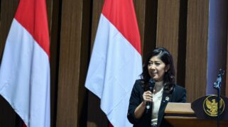 Menteri Komunikasi dan Digital (Menkomdigi), Meutya Hafid, Menteri Komunikasi dan Digital (Menkomdigi), Meutya Hafid, menantang seluruh kepala daerah untuk tidak sekadar menjadi pengikut arus, tetapi pionir dalam transformasi digital di wilayah masing-masing. Hal itu disampaikan Menkomdigi saat memberikan pembekalan di hadapan peserta retreat Kepala Daerah di Akademi Militer (Akmil), Magelang, Jawa Tengah, Selasa (25/2/2025) Foto: Humas Kemkomdigi