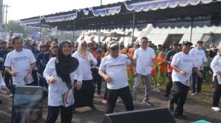Ribuan siswa SD Muhammadiyah se-Kota Yogyakarta meramaikan acara Senam Anak Indonesia Hebat (SAIH) yang digelar di Halaman Masjid Sudjak RS PKU Muhammadiyah, Gamping. Menteri Pendidikan Dasar dan Menengah (Mendikdasmen), Abdul Mu'ti, turut hadir dan memimpin senam bersama para peserta yang berasal dari berbagai wilayah di Yogyakarta (Foto: Dok Kemendikdasmen)