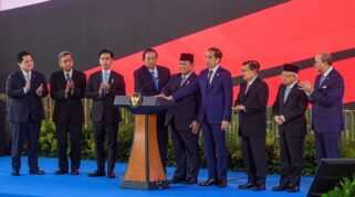 Presiden Prabowo Subianto (kelima kiri) didampingi Wapres Gibran Rakabuming Raka (ketiga kiri) bersama Presiden ketujuh Joko Widodo (keempat kanan), Presiden keenam Susilo Bambang Yudhoyono (keempat kiri), Wapres ke-13 Ma'ruf Amin (kedua kanan), Wapres ke-12 Jusuf Kalla (ketiga kanan), Wapres ke-11 Boediono (kedua kiri), Menteri BUMN Erick Thohir (kiri), serta Menteri Investasi dan Hilirisasi/Kepala Badan Koordinasi Penanaman Modal Rosan Roeslani (kanan) meluncurkan secara simbolis badan pengelola investasi Daya Anagata Nusantara (Danantara) Istana Merdeka, Jakarta Pusat, Senin (24/2/2025). Presiden Prabowo mengatakan bahwa Danantara sebagai dana kekayaan Negara atau sovereign wealth fund Indonesia itu akan mengelola aset senilai lebih dari 900 miliar dolar AS, dengan proyeksi dana awal mencapai 20 miliar dolar AS. ANTARA FOTO/Muhammad Adimaja/app/nz