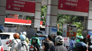 Sejumlah kendaraan antre mengisi BBM jenis Pertalite dan Pertamax di salah satu SPBU, Kota Bogor, Jawa Barat. Meskipun terjadi antrean panjang kendaraan di sejumlah SPBU di beberapa daerah, PT Pertamina (Persero) memastikan stok BBM jenis Pertalite saat ini dalam kondisi aman dan masih cukup untuk 18 hari ke depan.ANTARA FOTO/Arif Firmansyah/foc.