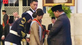 Meutya Hafid menerima penghargaan dari Presiden