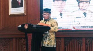 Kepala Bagian Bina Mental Spiritual Biro Kesra, Fahrurazi saat memperkenalkan Aplikasi SI ABAH. (foto: MC Kalsel/Rns)