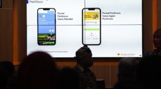 Di sebuah Aula Minak Jinggo jingo Pemerintah Kabupaten (Pemkab) Banyuwangi, Jawa Timur, suasana siang itu tampak berbeda. Puluhan warga duduk rapi mendengarkan penjelasan petugas Kementerian Sosial, Dewan Ekonomi Nasional (DEN), dan petugas dari Kementerian PAN RB di layar proyektor, terpampang tulisan besar: Sosialisasi Umum Pelaksanaan Pilot Project Digitalisasi Bantuan Sosial di Portal Perlinsos – Uji Coba Banyuwangi. Kamis (17/9/2025)..(Foto InfoPublik/Amiri Yandi )