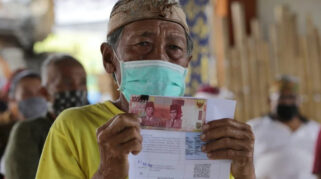 : Ilustrasi warga lansia menerima bantuan sosial dari pemerintah. (Foto: Dok.Kemensos)