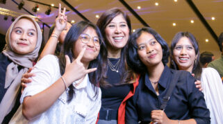 Para Peserta Talkshow Inspiratif bertajuk She-Connects: Perempuan, Digital, dan Aksi Nyata yang digelar Kementerian Komunikasi dan Digital (Kemkomdigi) di Bali, Jumat (10/10/2025) berfoto bersama Menkomdigi Meutya Hafid. (Foto: Bismo Agung/IGID KPM Kemkomdigi)