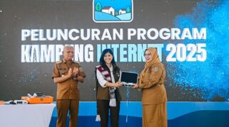 Menteri Komunikasi dan Digital Meutya Hafid dalam peresmian Program Kampung Internet 2025 yang berlangsung di Desa Kramat Gajah, Kabupaten Deli Serdang, Sumatera Utara pada Senin (29/9/2025). (Foto: Humas Kemkomdigi)