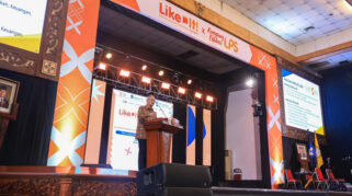 Prof. Dr. Anggito Abimanyu, M.Sc.,Ketua Dewan Komisioner Lembaga Penjamin Simpanan (LPS) saat membuka Literasi Keuangan Indonesia Terdepan (LIKE IT) di Solo, Jawa Tengah, Sabtu (18/10/2025). (Foto: Dok. LPS)