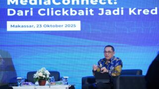 Alexander Sabar dalam paparannya pada diskusi Media Connect: Dari Clickbait Jadi Kredibel di Menara Bosowa, Makassar, Kamis (23/10/2025) malam.. Foto: Amiri Yandi/InfoPublik