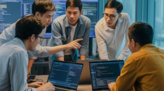 Sekelompok kecil programmer Indonesia terlihat aktif berdiskusi dan berkolaborasi di depan laptop masing-masing (AI)