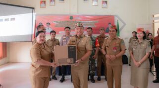 : Wakil Bupati Kapuas, Dodo, saat memberikan bantuan perlengkapan pendidikan kepada SMP Negeri 6 Timpah Satu Atap dan SD Negeri 1 Timpah, bertempat di Aula Kecamatan Timpah pada Senin (6/10/2025). - Foto: Mc.Kapuas