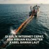 Kapal pemasang kabel bawah laut menggelar jaringan serat optik di lautan untuk mendukung konektivitas digital dan internet cepat global.