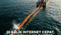 Kapal pemasang kabel bawah laut menggelar jaringan serat optik di lautan untuk mendukung konektivitas digital dan internet cepat global.