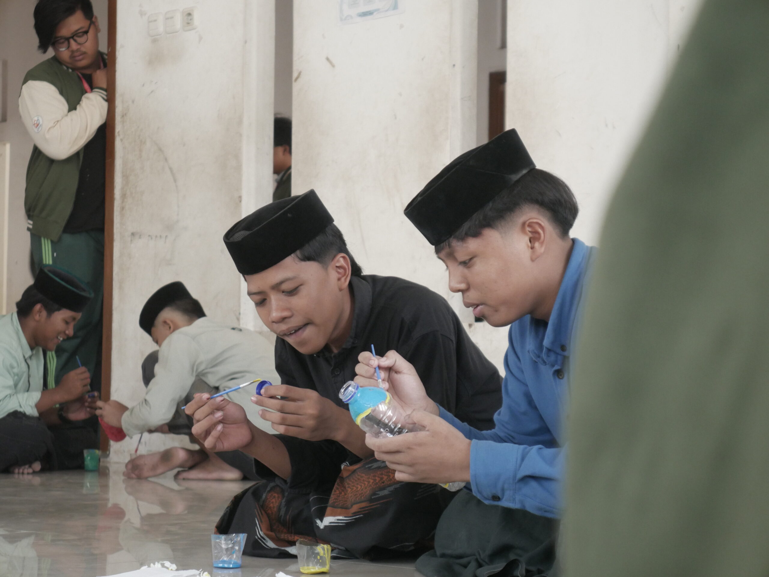 Kontribusi Santri dalam pemanfaatan botol bekas menjadi pot tanaman.