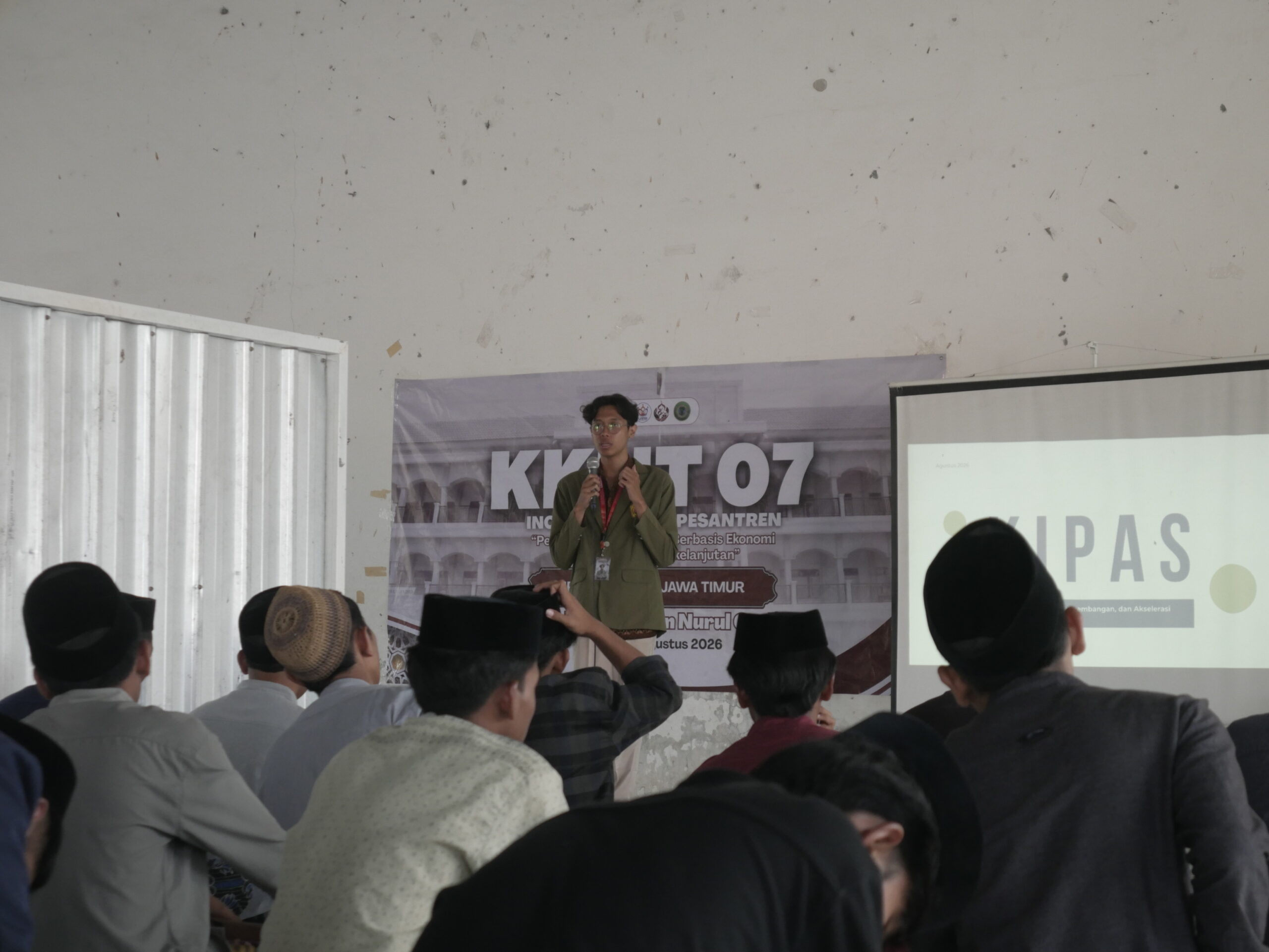 Suasana antusiasme para santri saat mengikuti lokakarya penyusunan Business Model Canvas (BMC) untuk mendorong kemandirian wirausaha.