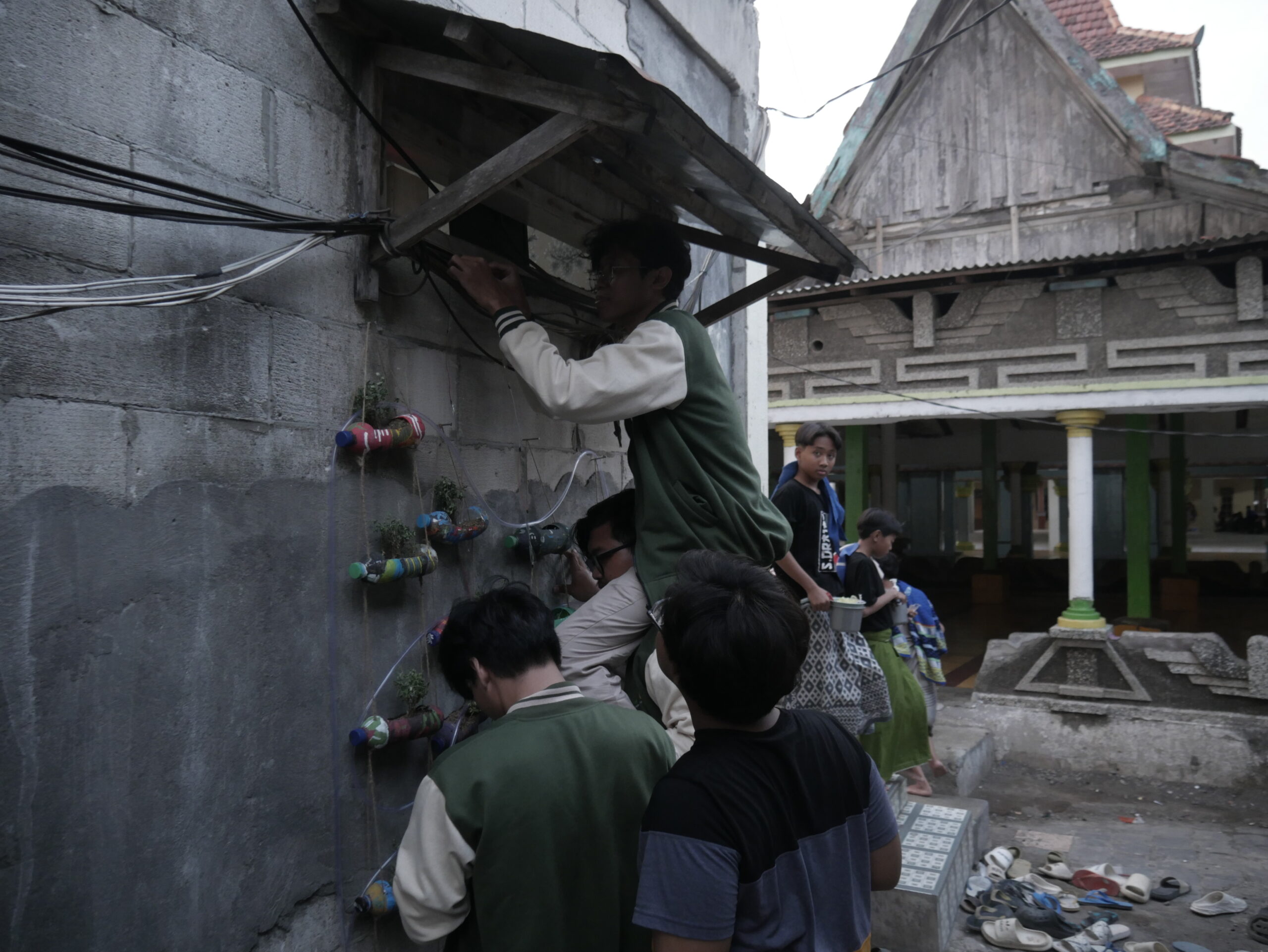Implementasi Teknologi Tepat Guna (TTG) SAKTI rancangan mahasiswa untuk sistem penyiraman tanaman secara otomatis.