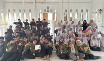 Kebersamaan tim KKN Inovasi Pesantren UPN "Veteran" Jawa Timur bersama pengurus dan santri PP Nurul Qadim.