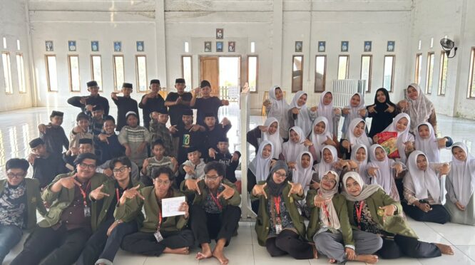 Kebersamaan tim KKN Inovasi Pesantren UPN "Veteran" Jawa Timur bersama pengurus dan santri PP Nurul Qadim.