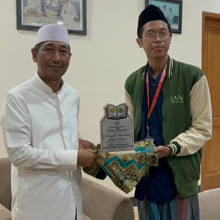 Penyerahan plakat kenang-kenangan oleh Ketua Tim KKN, Achmad Naufal Ferdiansyah, kepada perwakilan pengurus PP Nurul Qadim.