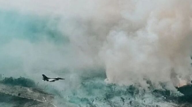 Pesawat tempur f-16 pantau titik karhutla di Riau