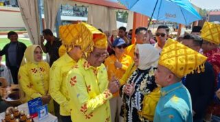 Menteri Hukum Supratman Andi Agtas saat meninjau stand UMKM di Palu