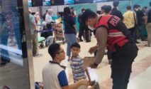 Polisi bagikan masker dan cek kesehatan penumpang akibat erupsi anak krakatau