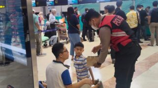 Polisi bagikan masker dan cek kesehatan penumpang akibat erupsi anak krakatau