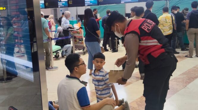 Polisi bagikan masker dan cek kesehatan penumpang akibat erupsi anak krakatau